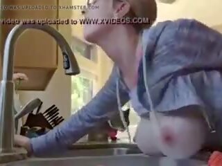 Enorme mamas milf sentimento passo filho putz em cozinha: porcas filme 34