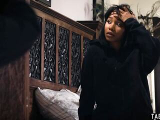 Negra modelo jenna foxx follada por su compañeros de habitación en un. | xhamster