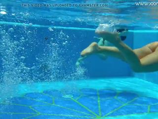 精英 西班牙人 和 俄 青少年 在 該 水池 裸: 高清晰度 性別 電影 5c