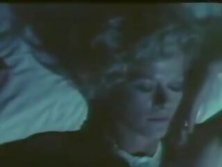 Il pavone nero 1974: falas e moçme seks shfaqje a1