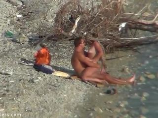 Fantastisks duo nobaudi labs porno laiks pie nūdists pludmale spycam