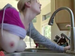 Gros seins adultère femme défoncer sur cuisine counter: gratuit x évalué film 8d | xhamster