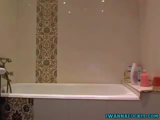 นมโต หัวนม บลอนด์ เปียก tshirt ใน the อาบน้ำ