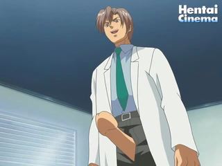Manga doktori merr e tij gjigand kar jashtë i e tij pantallona dhe jep ajo në një i e tij e prapë patients