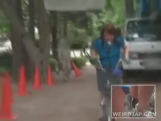 Charmig tonårs asiatiskapojke babes ridning bikes få fittor alla våt